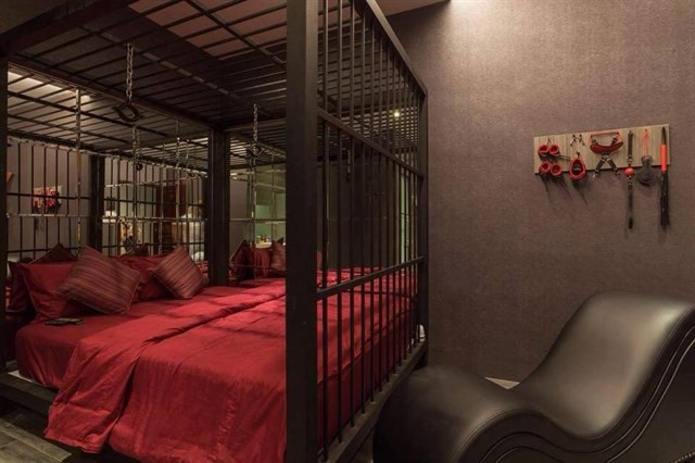 Cận cảnh phòng trang trí theo kiểu bạo dâm, 50 sắc thái tại khách sạn ở Cần Thơ vừa bị tuýt còi - Ảnh 7. Cận cảnh phòng trang trí theo kiểu '50 sắc thái' tại khách sạn ở Cần Thơ vừa bị tuýt còi 7