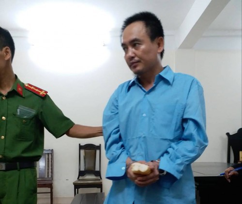 Hi hữu phiên tòa không xử được vì bị cáo đòi về... ăn cơm 1 Hi hữu phiên tòa không xử được vì bị cáo đòi về... ăn cơm 1
