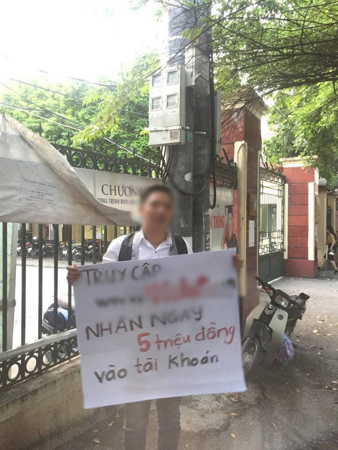 Đứng trước trường Đại học cầm bảng quảng cáo vào website nhận 5 triệu, thanh niên bị cô gái hất nguyên chậu nước vào mặt - Ảnh 1. Đứng trước trường Đại học cầm bảng quảng cáo 'vào website nhận 5 triệu', thanh niên bị cô gái hất nguyên chậu nước vào mặt 1