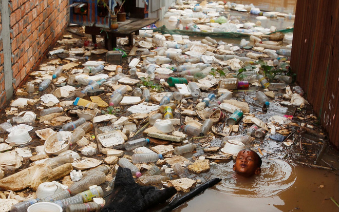 7 ngày qua ảnh: Em bé 'bơi cùng rác' trên sông Mekong vào mùa lũ 11