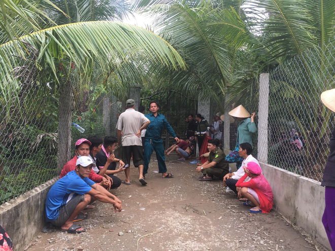 Vụ thảm sát 3 người trong gia đình: Cha khóc ngất nhìn con nhỏ chết dưới gốc dừa - ảnh 1 Vụ thảm sát 3 người trong gia đình: Cha khóc ngất nhìn con nhỏ chết dưới gốc dừa - Ảnh 1.