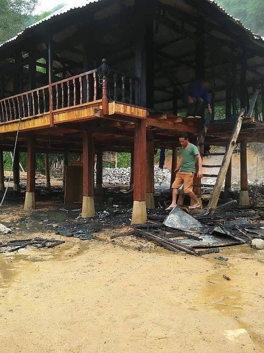 Bà hỏa ghé thăm, nhà gỗ nghiến 800 triệu đồng ở Điện Biên bị thiêu rụi 4