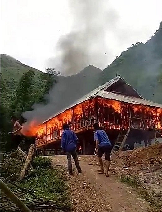 Bà hỏa ghé thăm, nhà gỗ nghiến 800 triệu đồng ở Điện Biên bị thiêu rụi 3