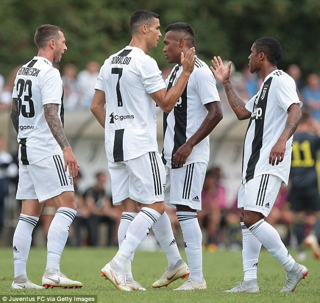 Ronaldo ghi bàn ngày ra mắt Juventus, trận đấu kết thúc sớm vì fan cuồng náo loạn - Ảnh 8.