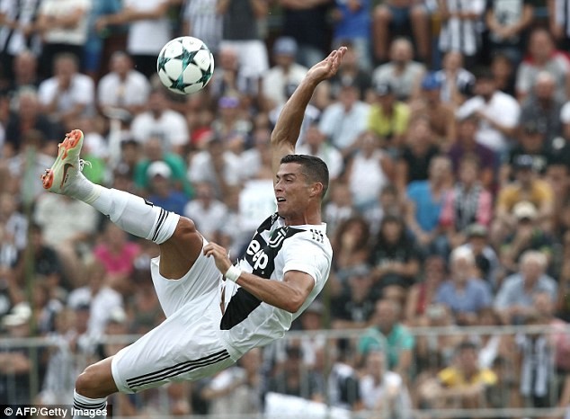 Ronaldo ghi bàn ngày ra mắt Juventus, trận đấu kết thúc sớm vì fan cuồng náo loạn 8