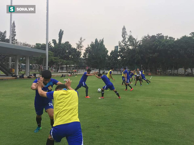 Indonesia xếp cho Lào sân xịn trong khi để U23 Việt Nam phải tập trên sân ruộng - Ảnh 1.