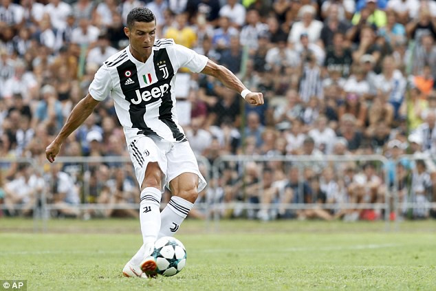 Ronaldo ghi bàn ngày ra mắt Juventus, trận đấu kết thúc sớm vì fan cuồng náo loạn - Ảnh 4.