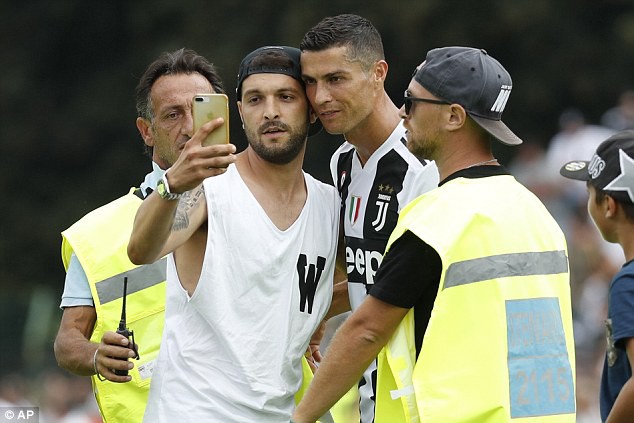 Ronaldo ghi bàn ngày ra mắt Juventus, trận đấu kết thúc sớm vì fan cuồng náo loạn 3