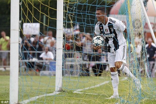 Ronaldo ghi bàn ngày ra mắt Juventus, trận đấu kết thúc sớm vì fan cuồng náo loạn - Ảnh 5.