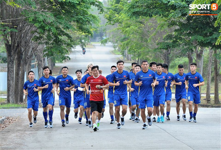 Olympic Việt Nam phải tập ngoài đường, VFF kiến nghị lên AFC - Ảnh 2.