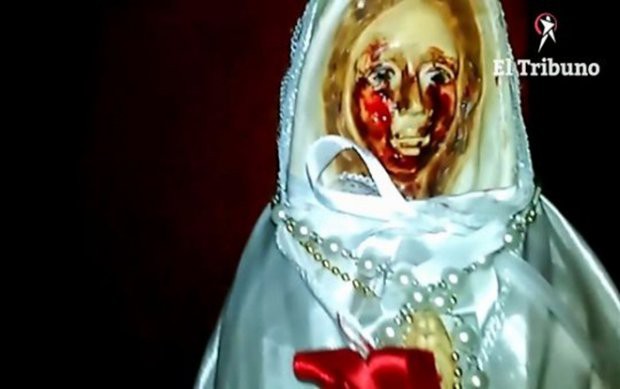 Tượng Đức mẹ Maria bỗng nhiên 'khóc ra máu' ở Argentina 1
