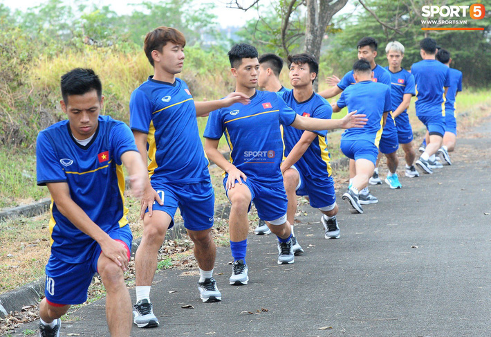 Olympic Việt Nam phải tập ngoài đường, VFF kiến nghị lên AFC - Ảnh 3.