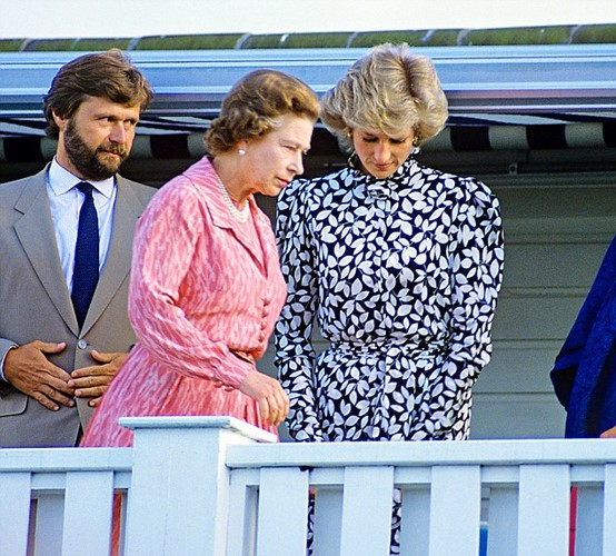 Nữ hoàng từng bị dân chúng chỉ trích vì làm ngơ trước cái chết đầy bí ẩn của Công nương Diana nhưng khoảnh khắc này đã hóa giải ngờ vực 5