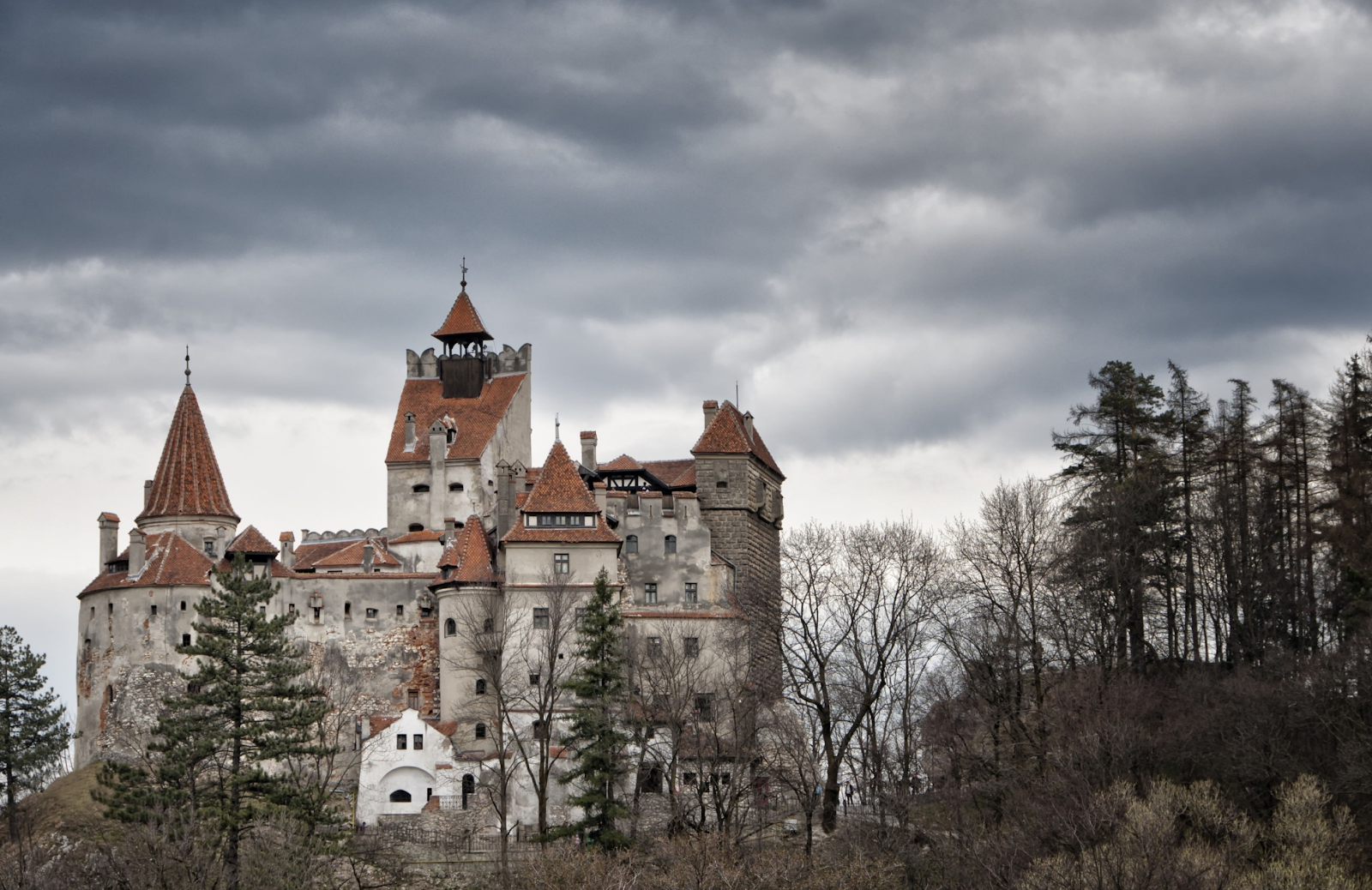Ghé thăm lâu đài của bá tước Dracula khét tiếng: U ám và tĩnh mịch đến sởn tóc gáy nhưng liệu có đẫm máu như lời đồn? 2