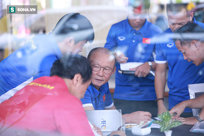 U23 Việt Nam tươi rói, thầy Park thảnh thơi đi siêu thị giữa bao ồn ào ở Indonesia 15