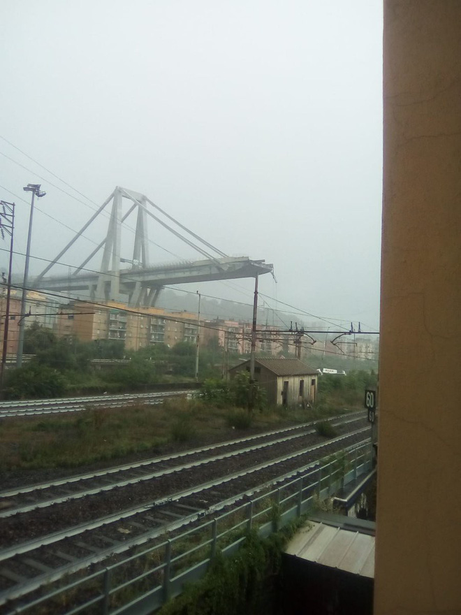 NÓNG: Sập cầu ở Genoa, hàng chục người thiệt mạng 4