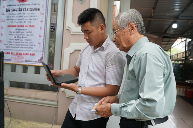 Đồng đội hát tiễn biệt thiếu tá tình báo 6 lần bị địch cưa chân 6 Đồng đội hát tiễn biệt thiếu tá tình báo 6 lần bị địch cưa chân 6