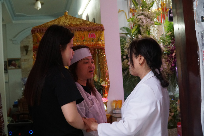 Đồng đội hát tiễn biệt thiếu tá tình báo 6 lần bị địch cưa chân 8 Đồng đội hát tiễn biệt thiếu tá tình báo 6 lần bị địch cưa chân 8