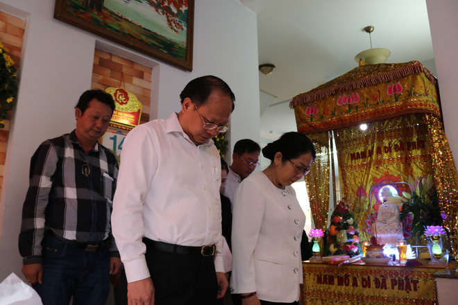 Đồng đội hát tiễn biệt thiếu tá tình báo 6 lần bị địch cưa chân 2 Đồng đội hát tiễn biệt thiếu tá tình báo 6 lần bị địch cưa chân 2