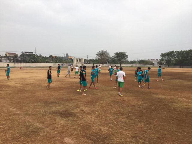 Sau sân ruộng và sân vườn, chủ nhà Indonesia xếp cả sân đất nện cho đội bóng dự Asiad - Ảnh 3.