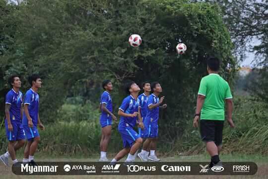 Sau sân ruộng và sân vườn, chủ nhà Indonesia xếp cả sân đất nện cho đội bóng dự Asiad - Ảnh 2.
