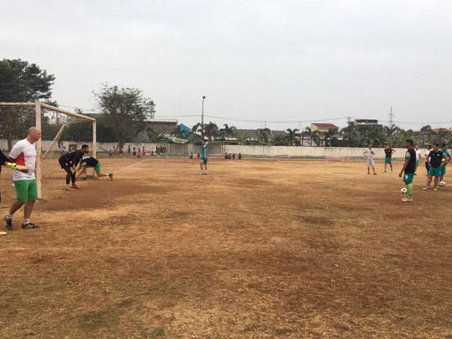 Sau sân ruộng và sân vườn, chủ nhà Indonesia xếp cả sân đất nện cho đội bóng dự Asiad - Ảnh 5.