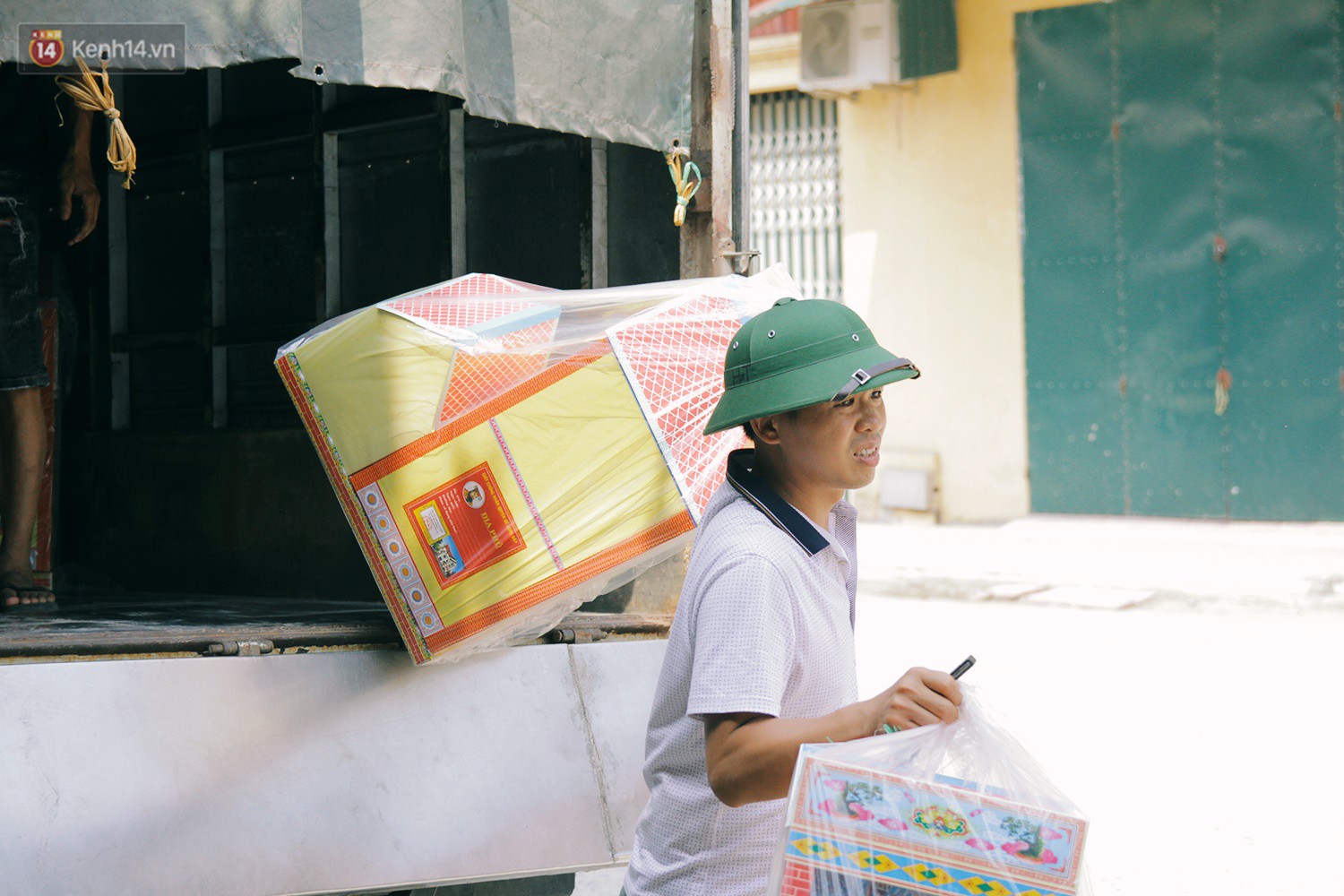 Làng vàng mã sản xuất xe hơi, túi hiệu cho người cõi âm tất bật trong tháng cô hồn: Xe mui trần đắt nhất 2 triệu đồng - Ảnh 6.