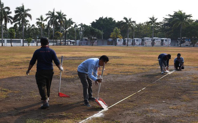 Sau sân ruộng và sân vườn, chủ nhà Indonesia xếp cả sân đất nện cho đội bóng dự Asiad - Ảnh 1.
