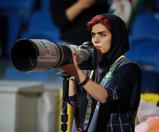 Đây là cách nữ nhiếp ảnh gia thể thao người Iran chụp ảnh trận đấu bóng đá dù bị cấm vào sân vận động - Ảnh 1.