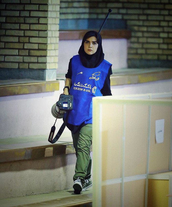 Đây là cách nữ nhiếp ảnh gia thể thao người Iran chụp ảnh trận đấu bóng đá dù bị cấm vào sân vận động - Ảnh 2.