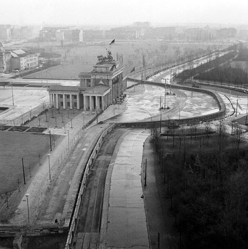Những bức ảnh về Bức tường Berlin chia tách Đông Đức và Tây Đức - Ảnh 2.