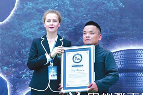 Trung Quốc: Võ sư lập kỷ lục Guinness nhờ dùng mũi thổi căng cùng lúc 12 săm ô tô 1
