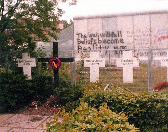 Những bức ảnh ấn tượng về Bức tường Berlin chia cắt nước Đức 12