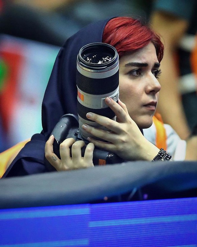 Đây là cách nữ nhiếp ảnh gia thể thao người Iran chụp ảnh trận đấu bóng đá dù bị cấm vào sân vận động - Ảnh 3.