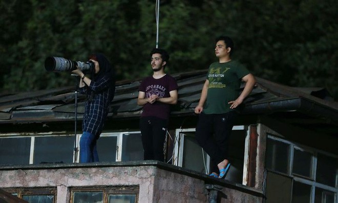 Đây là cách nữ nhiếp ảnh gia thể thao người Iran chụp ảnh trận đấu bóng đá dù bị cấm vào sân vận động - Ảnh 5.