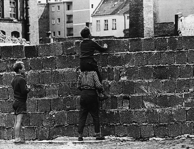 Những bức ảnh về Bức tường Berlin chia tách Đông Đức và Tây Đức - Ảnh 6.