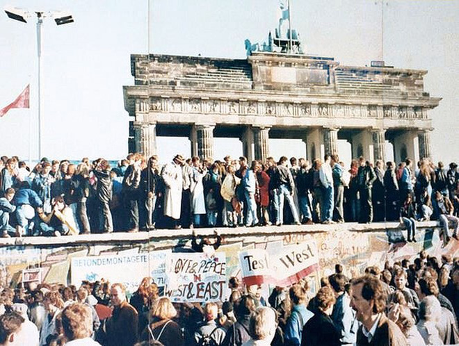 Những bức ảnh ấn tượng về Bức tường Berlin chia cắt nước Đức 10