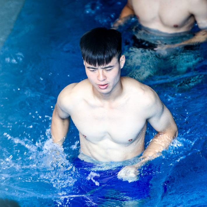 'Lội' bể bơi, dàn sao U23 Việt Nam khoe body như siêu mẫu 2