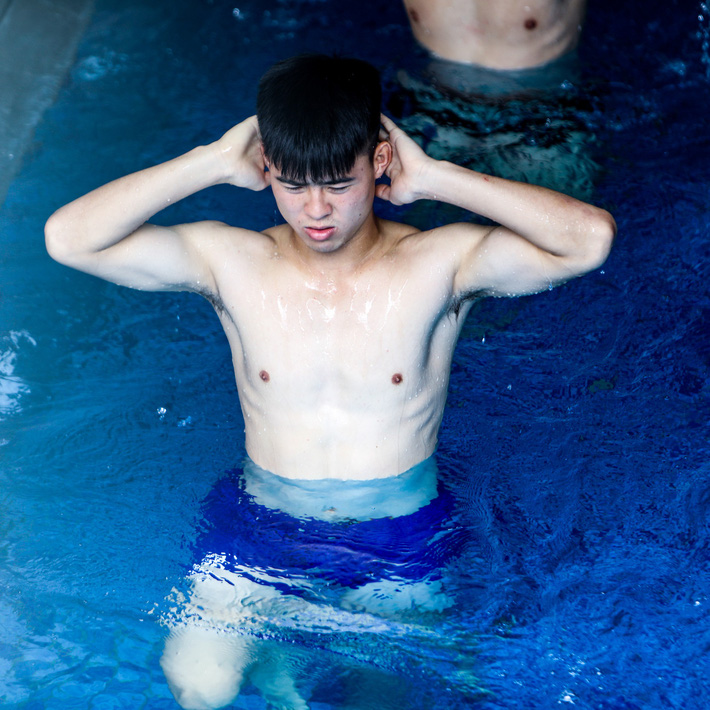 Lội bể bơi, dàn sao U23 Việt Nam khoe body như siêu mẫu - Ảnh 3.