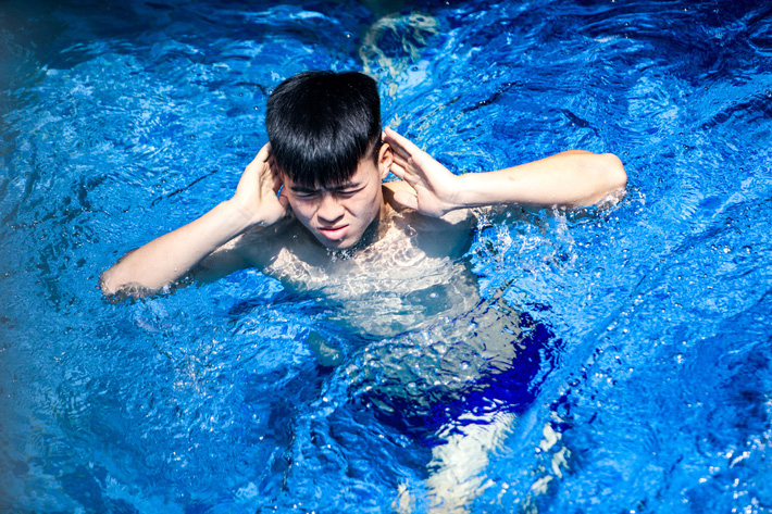 'Lội' bể bơi, dàn sao U23 Việt Nam khoe body như siêu mẫu 4