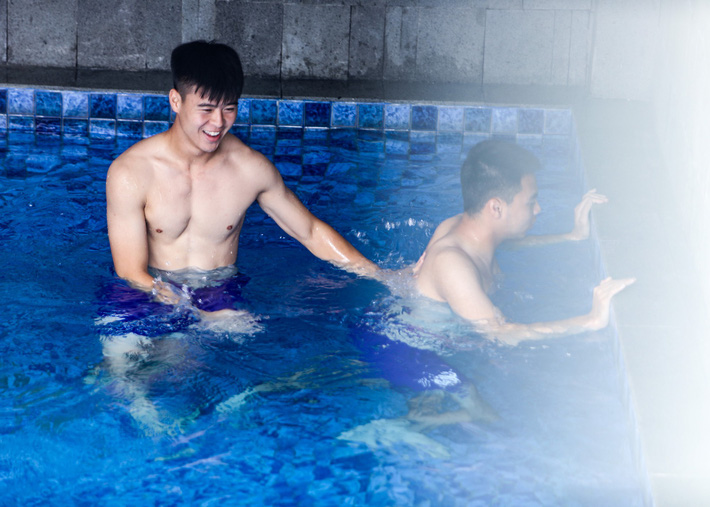 Lội bể bơi, dàn sao U23 Việt Nam khoe body như siêu mẫu - Ảnh 5.
