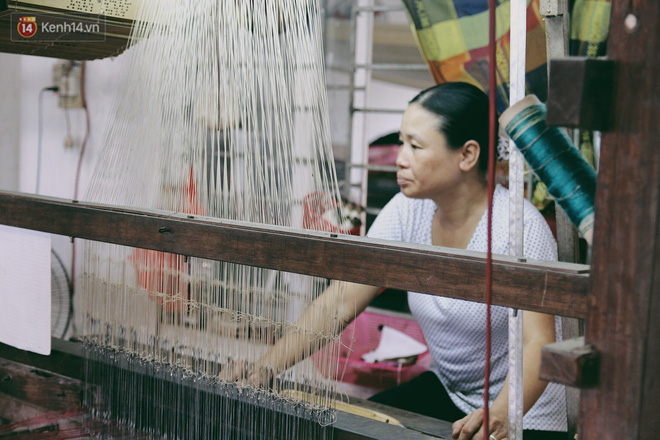 Người phụ nữ Hà Nội đầu tiên dệt lụa từ tơ sen: 4.800 cuống sen cho một chiếc khăn quàng cổ dài 1,7 mét - Ảnh 17.