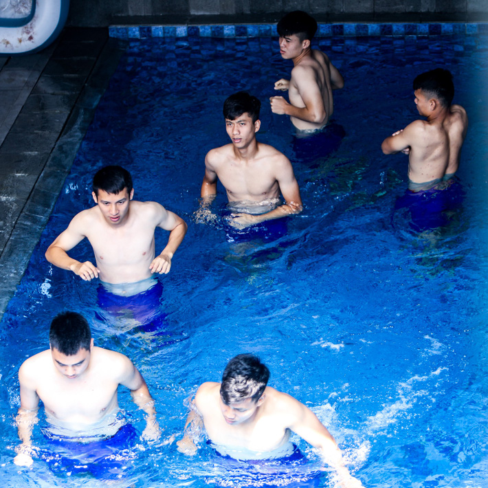Lội bể bơi, dàn sao U23 Việt Nam khoe body như siêu mẫu - Ảnh 9. 'Lội' bể bơi, dàn sao U23 Việt Nam khoe body như siêu mẫu 9