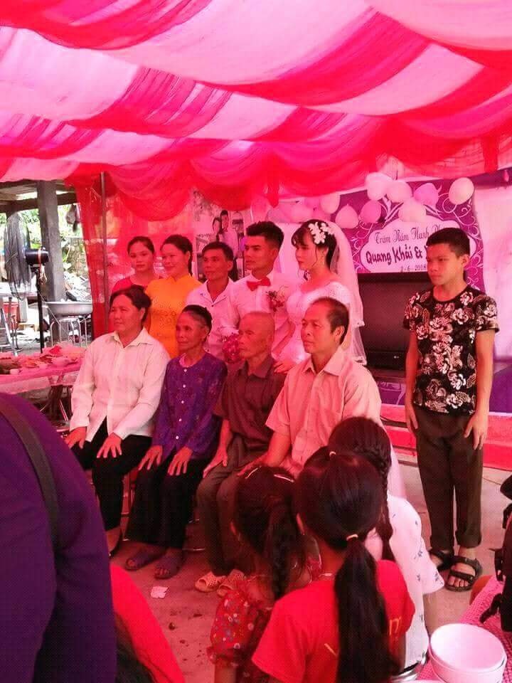 Chụp ảnh cùng gia đình trong đám cưới nhưng lại tạo dáng “chú bộ đội”, nam thanh niên khiến dân mạng chỉ biết ôm bụng mà cười - Ảnh 1.