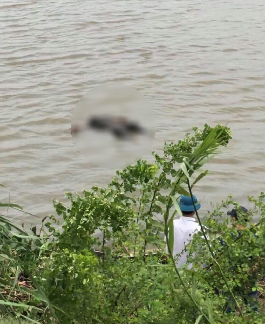 Hà Nội: Phát hiện thi thể nam thanh niên nổi trên sông Đáy sau 4 ngày mất tích - Ảnh 1.