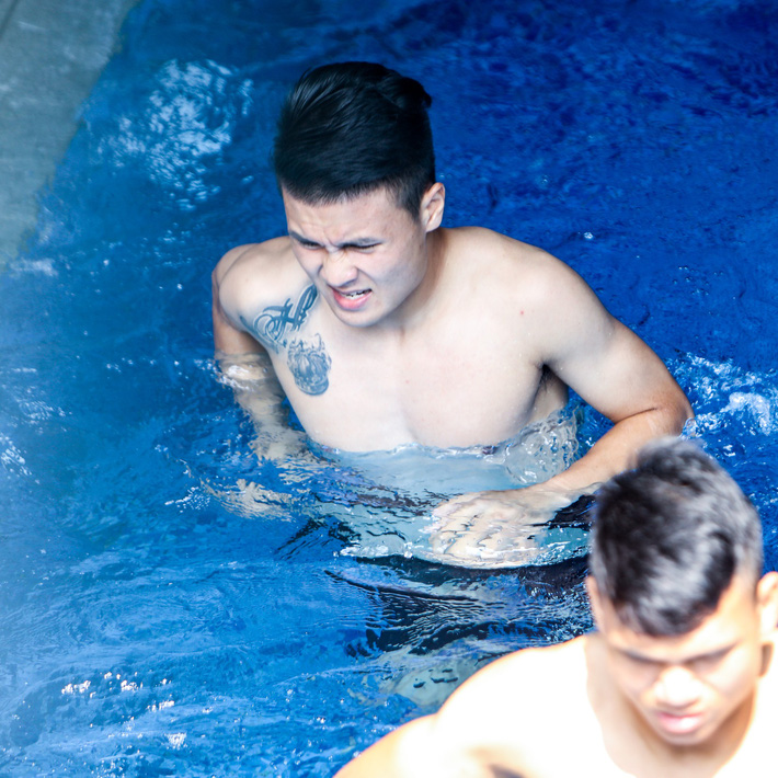 Lội bể bơi, dàn sao U23 Việt Nam khoe body như siêu mẫu - Ảnh 10.