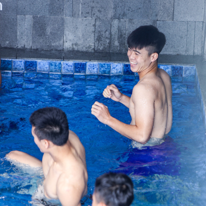 Lội bể bơi, dàn sao U23 Việt Nam khoe body như siêu mẫu - Ảnh 12.