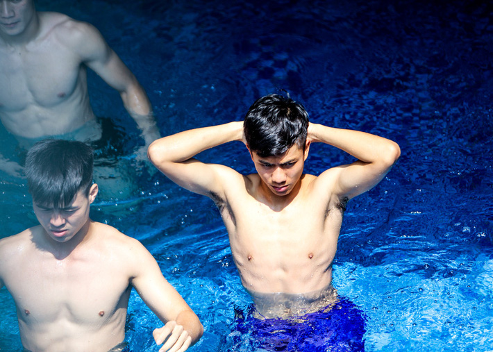 Lội bể bơi, dàn sao U23 Việt Nam khoe body như siêu mẫu - Ảnh 14.
