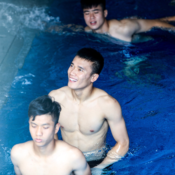 'Lội' bể bơi, dàn sao U23 Việt Nam khoe body như siêu mẫu 15