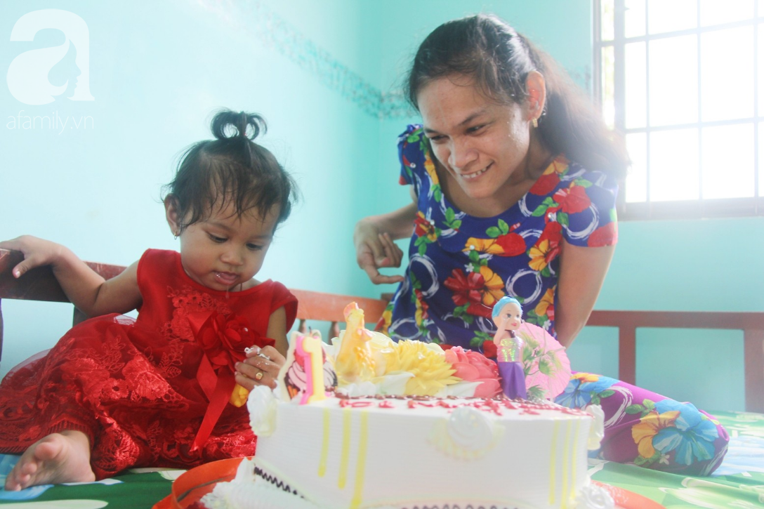 Tròn một năm, phép màu đã đến với người mẹ điên bị xâm hại và con gái nhỏ không có bố - Ảnh 11. Tròn một năm, phép màu đã đến với 'người mẹ điên' bị xâm hại và con gái nhỏ không có bố 11
